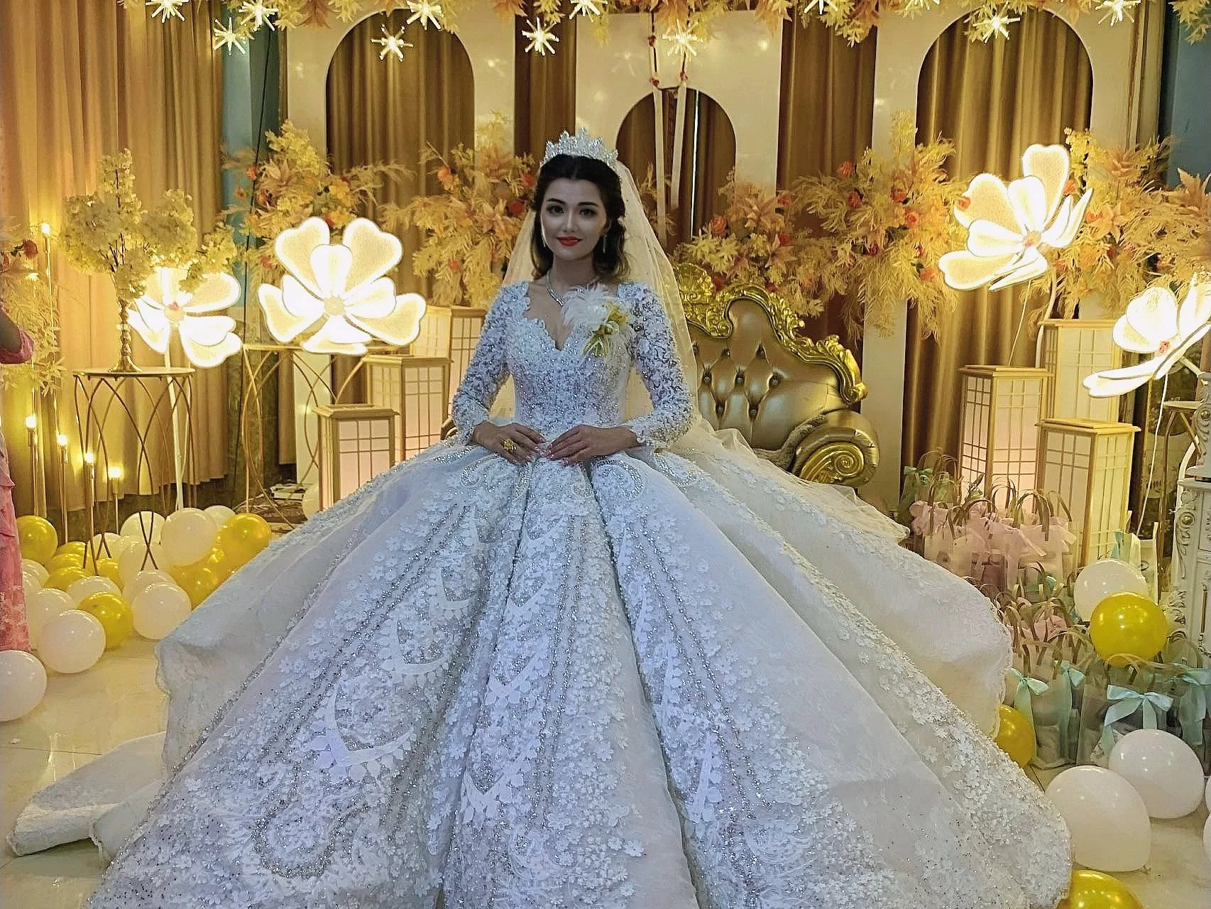 Customized Tulle A-Line Wedding Dresses Sequined Lace applique V-Neck Vestidos De Novia Backless Bridal Gown Hochzeitskleid 
Customized Tulle A-Line Wedding Dresses Sequined Lace applique V-Neck Vestidos De Novia Backless Bridal Gown Hochzeitskleid