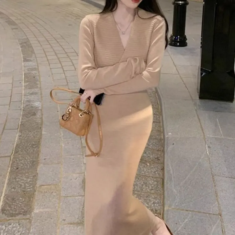Однотонное трикотажное платье с v-образным вырезом и длинными рукавами, элегантное модное облегающее женское платье в стиле Харадзюку, свободная повседневная пот, универсальная длинная юбка
Однотонное трикотажное платье с v-образным вырезом и длинными рукавами, элегантное модное облегающее женское платье в стиле Харадзюку, свободная повседневная пот, универсальная длинная юбка