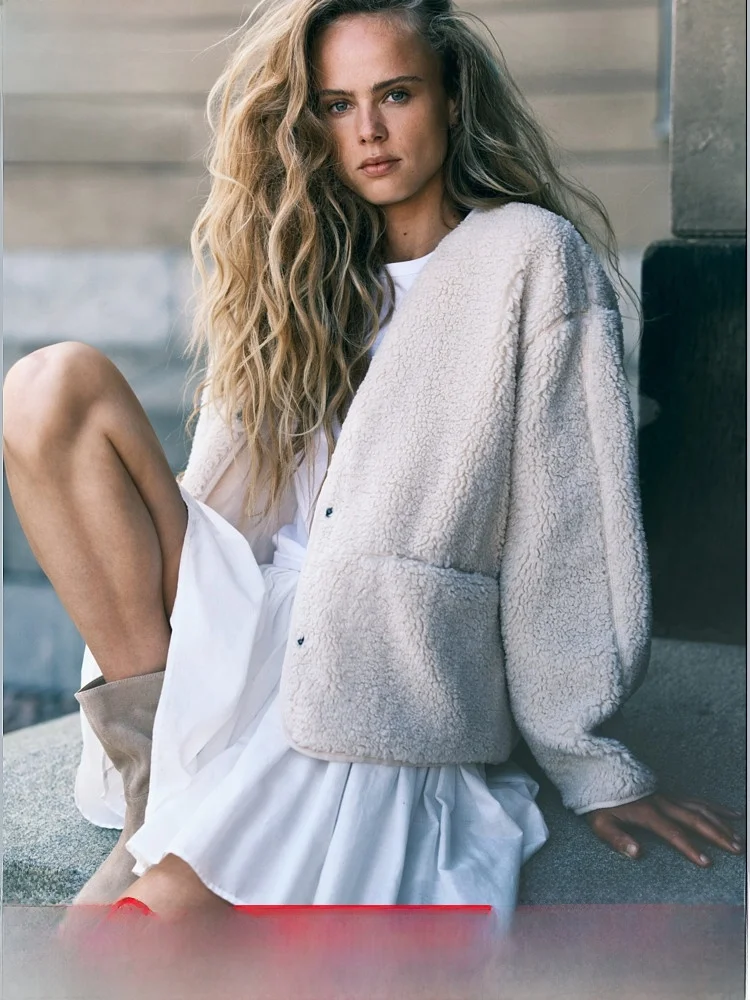 H&M Women's Short Jacket Single Button Teddy Fleece Warmth Fragile Style Winter Collection 2025 Ladies Fashion Outerwear
H&M Women's Short Jacket Single Button Teddy Fleece Warmth Fragile Style Winter Collection 2025 Ladies Fashion Outerwear