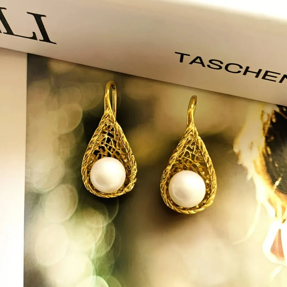 Classic New Design Ear Hook Waterdrop Hollow White Pearl Earrings for Women Autumn and Winter, Elegant and Light Luxury Earrings
Classic New Design Ear Hook Waterdrop Hollow White Pearl Earrings for Women Autumn and Winter, Elegant and Light Luxury Earrings