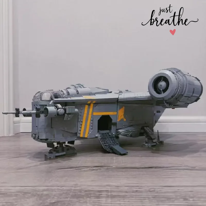 In Stock 6187pcs Interstellar Conflict Large Razor Crest Mandalorian's Iconic Ship Building Blocks For Birthday Gifts Ucs Star
In Stock 6187pcs Interstellar Conflict Large Razor Crest Mandalorian's Iconic Ship Building Blocks For Birthday Gifts Ucs Star