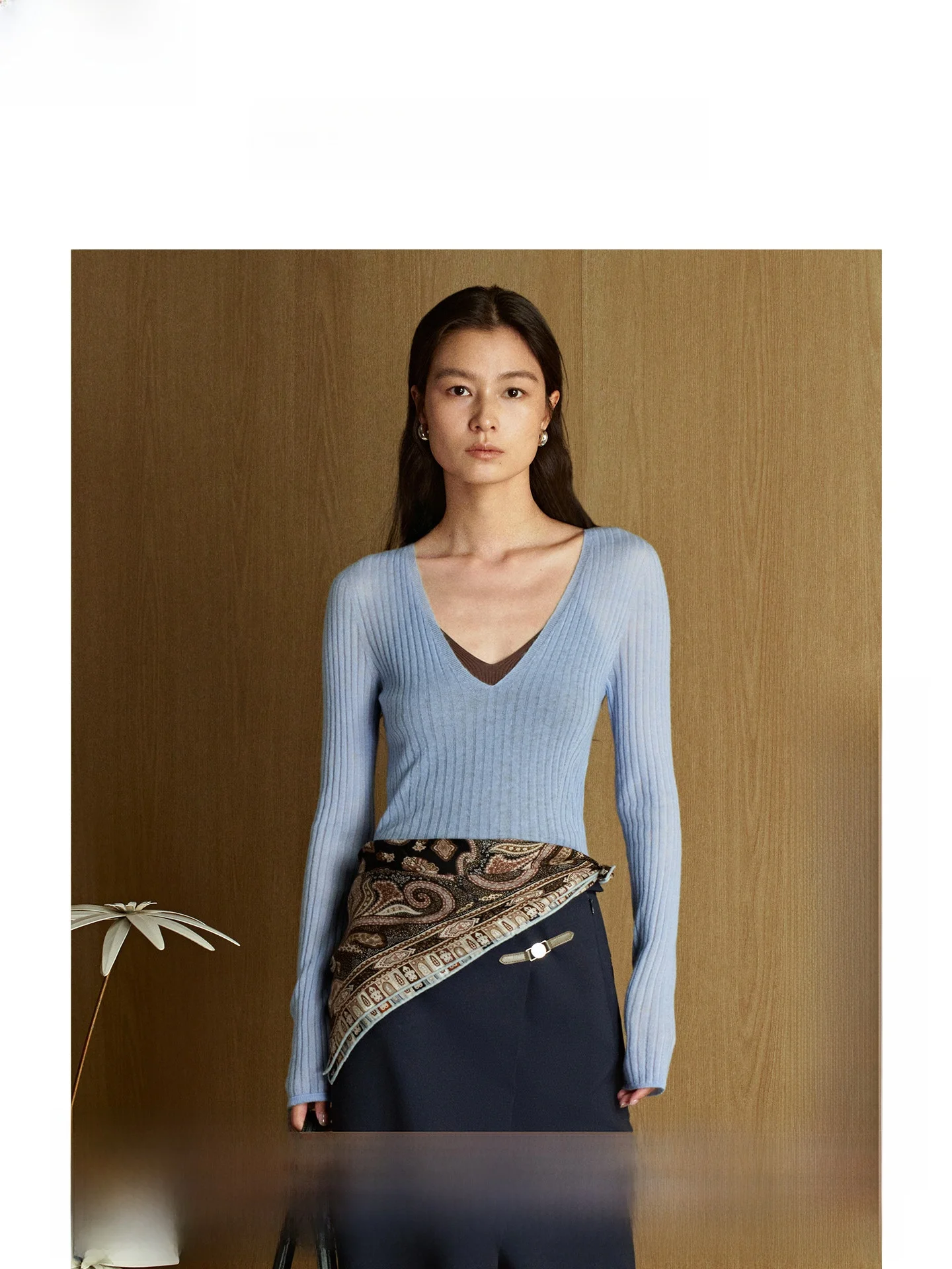 Вязаный свитер ZhiZhi Camere с глубоким V-образным вырезом, облегающий, для многослойных образов, весенняя новинка, женский, мягкий, комфортный, с длинными рукавами
Вязаный свитер ZhiZhi Camere с глубоким V-образным вырезом, облегающий, для многослойных образов, весенняя новинка, женский, мягкий, комфортный, с длинными рукавами