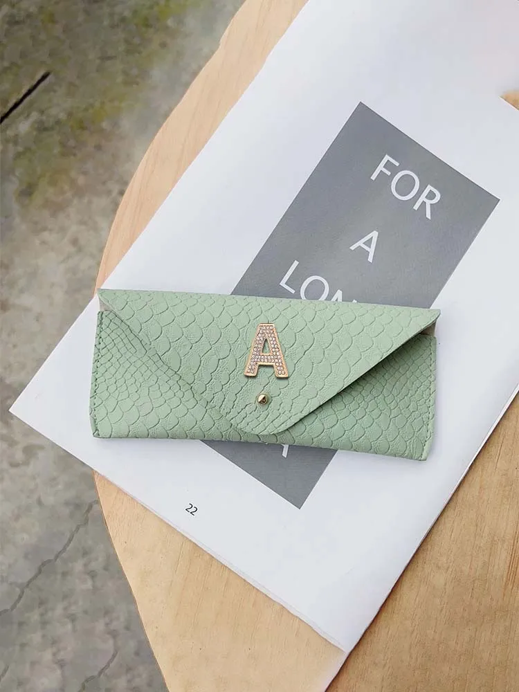Customized Portable High-End Eyewear Cases Personalized Customer Name Artistic Letter Decor
Customized Portable High-End Eyewear Cases Personalized Customer Name Artistic Letter Decor