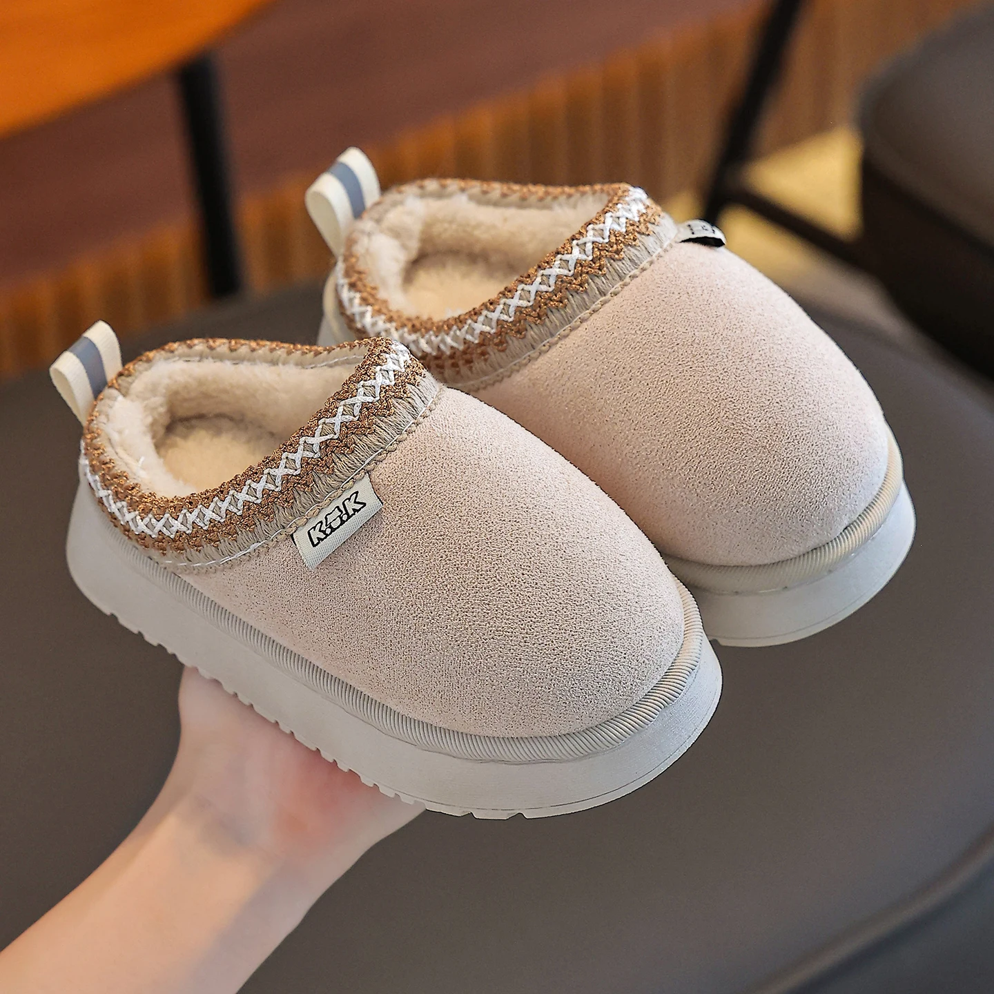 Детские домашние тапочки, осенне-зимние новые стильные маленькие, средние и большие детские домашние домашние и уличные студенческие тапочки
Детские домашние тапочки, осенне-зимние новые стильные маленькие, средние и большие детские домашние домашние и уличные студенческие тапочки