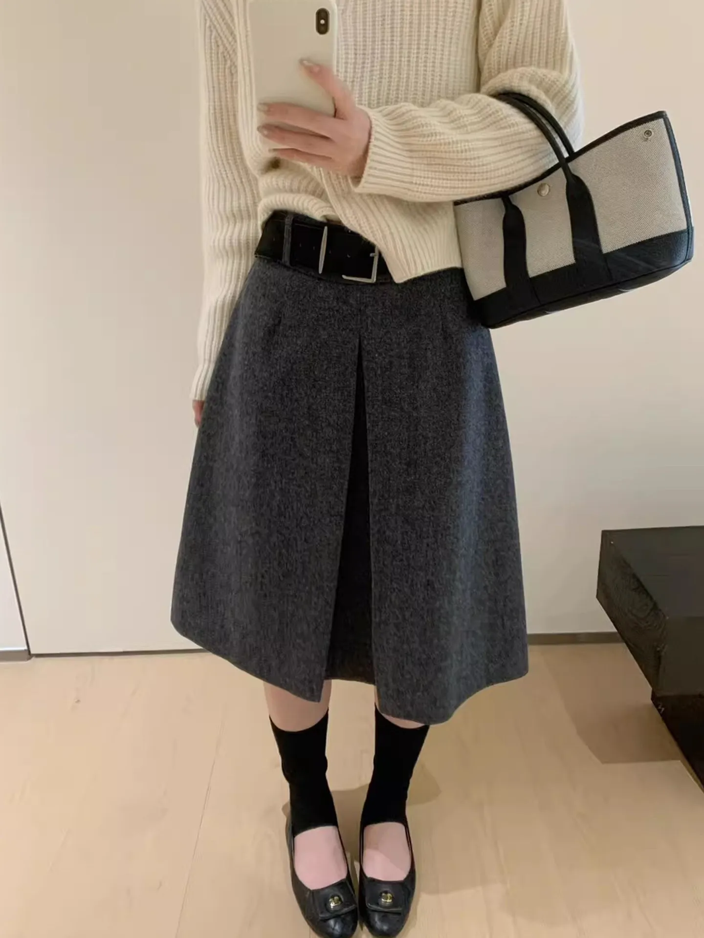 Gagarich 2026, плиссированная однотонная шерстяная юбка, женская осенне-зимняя универсальная юбка трапециевидной формы с высокой талией и поясом средней длины
Gagarich 2026, плиссированная однотонная шерстяная юбка, женская осенне-зимняя универсальная юбка трапециевидной формы с высокой талией и поясом средней длины