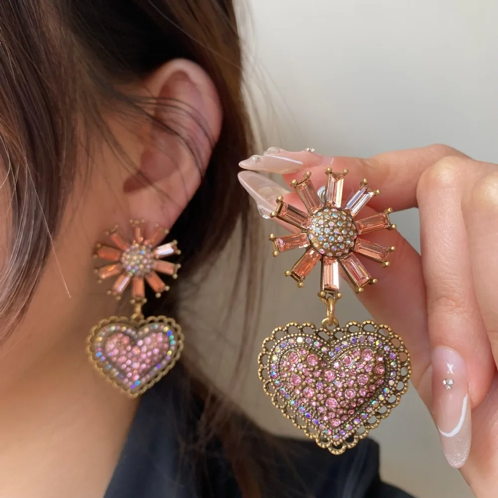 New Sweet Cute Middle-aged Vintage Heart Earrings Love Sunflower Pendant Earrings Retro Simple Fashion Rhinestone Paved Earrings
New Sweet Cute Middle-aged Vintage Heart Earrings Love Sunflower Pendant Earrings Retro Simple Fashion Rhinestone Paved Earrings