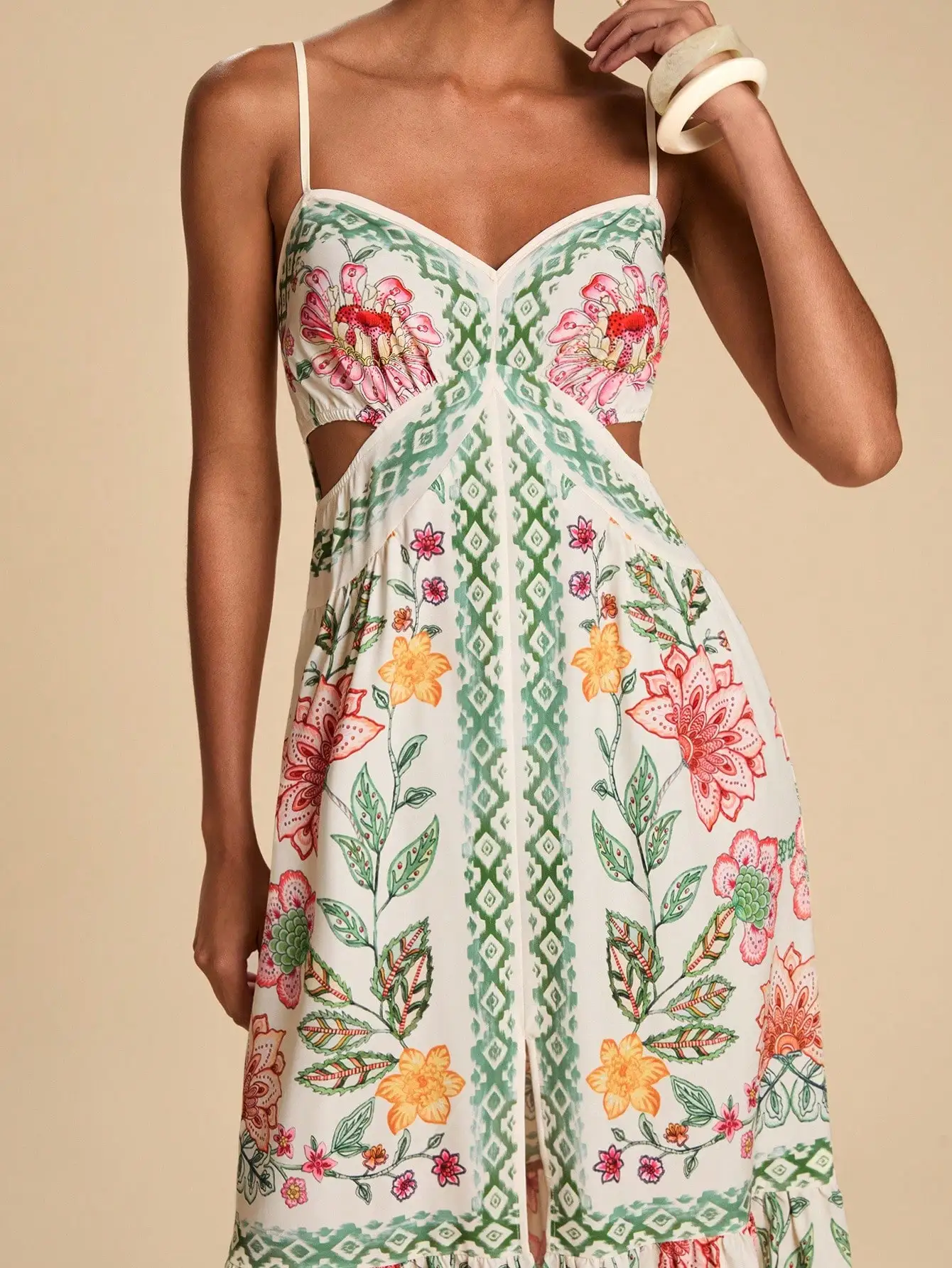 Женское макси-платье с цветочным и геометрическим принтом, ажурными вставками по бокам и оборками по низу, для лета, пляжа или вечеринки
Женское макси-платье с цветочным и геометрическим принтом, ажурными вставками по бокам и оборками по низу, для лета, пляжа или вечеринки