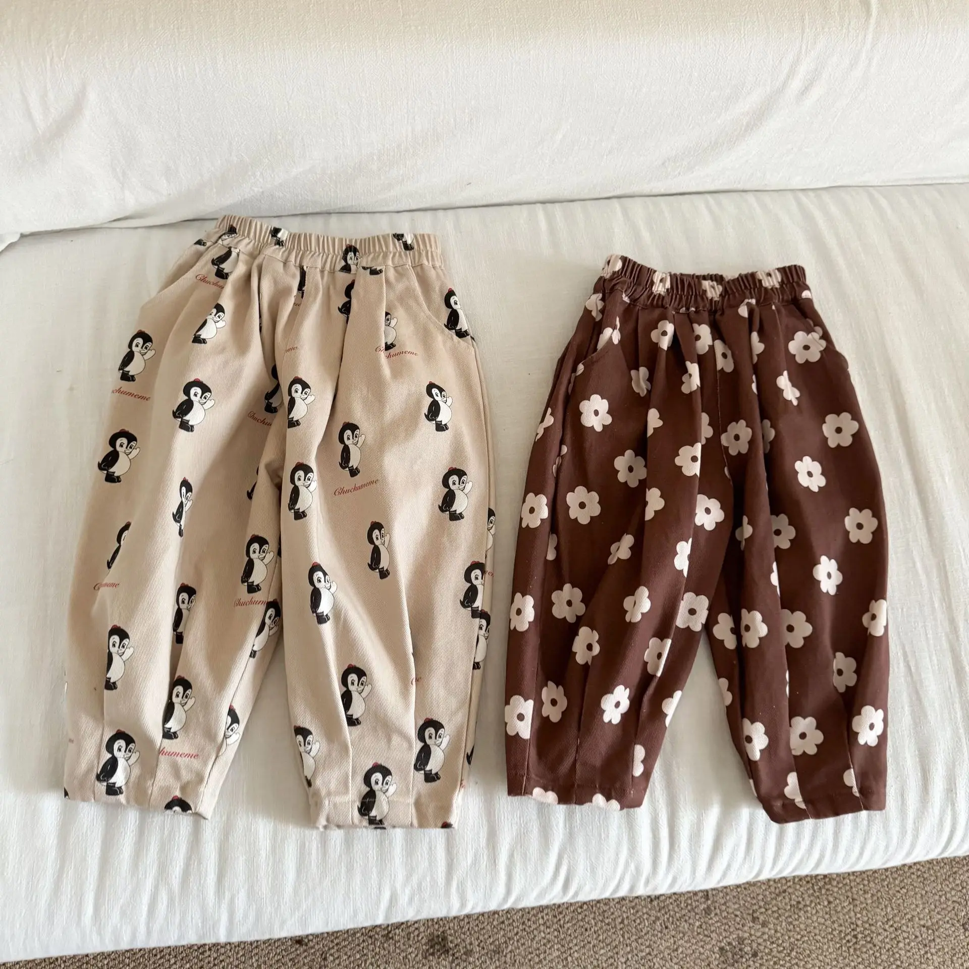 Autumn Unisex Kids Wide Leg Pants Fashion Floral Cartoon Penguin Print Baggy Elastic Waist Trousers for 2-10Y Boys and Girls
Autumn Unisex Kids Wide Leg Pants Fashion Floral Cartoon Penguin Print Baggy Elastic Waist Trousers for 2-10Y Boys and Girls