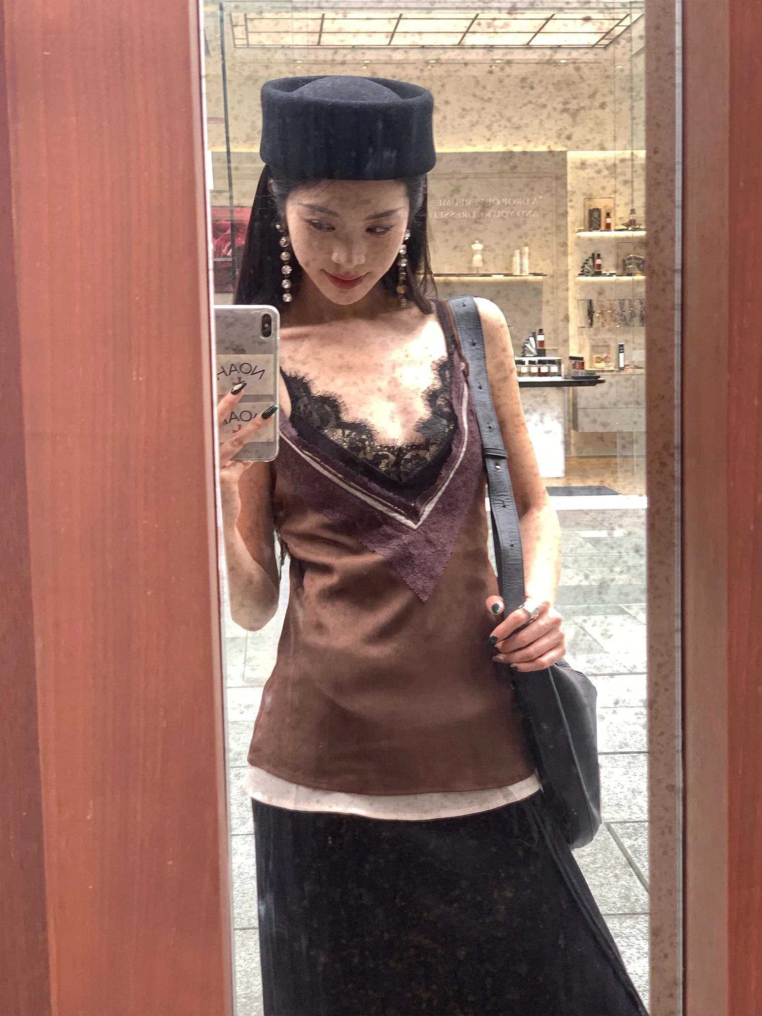 Винтажный женский топ Aisui с V-образным вырезом и кружевом, свободный крой, повседневный, для ношения под одеждой, летний, модный, многослойный дизайн
Винтажный женский топ Aisui с V-образным вырезом и кружевом, свободный крой, повседневный, для ношения под одеждой, летний, модный, многослойный дизайн