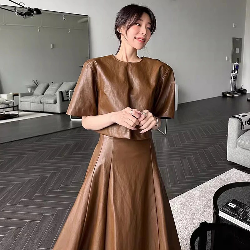 Chic Autumnal Retro round Ne PU Leather ort Top with High Waist Skirt Set Versatile Large Flared f-length Ensemble
Chic Autumnal Retro round Ne PU Leather ort Top with High Waist Skirt Set Versatile Large Flared f-length Ensemble