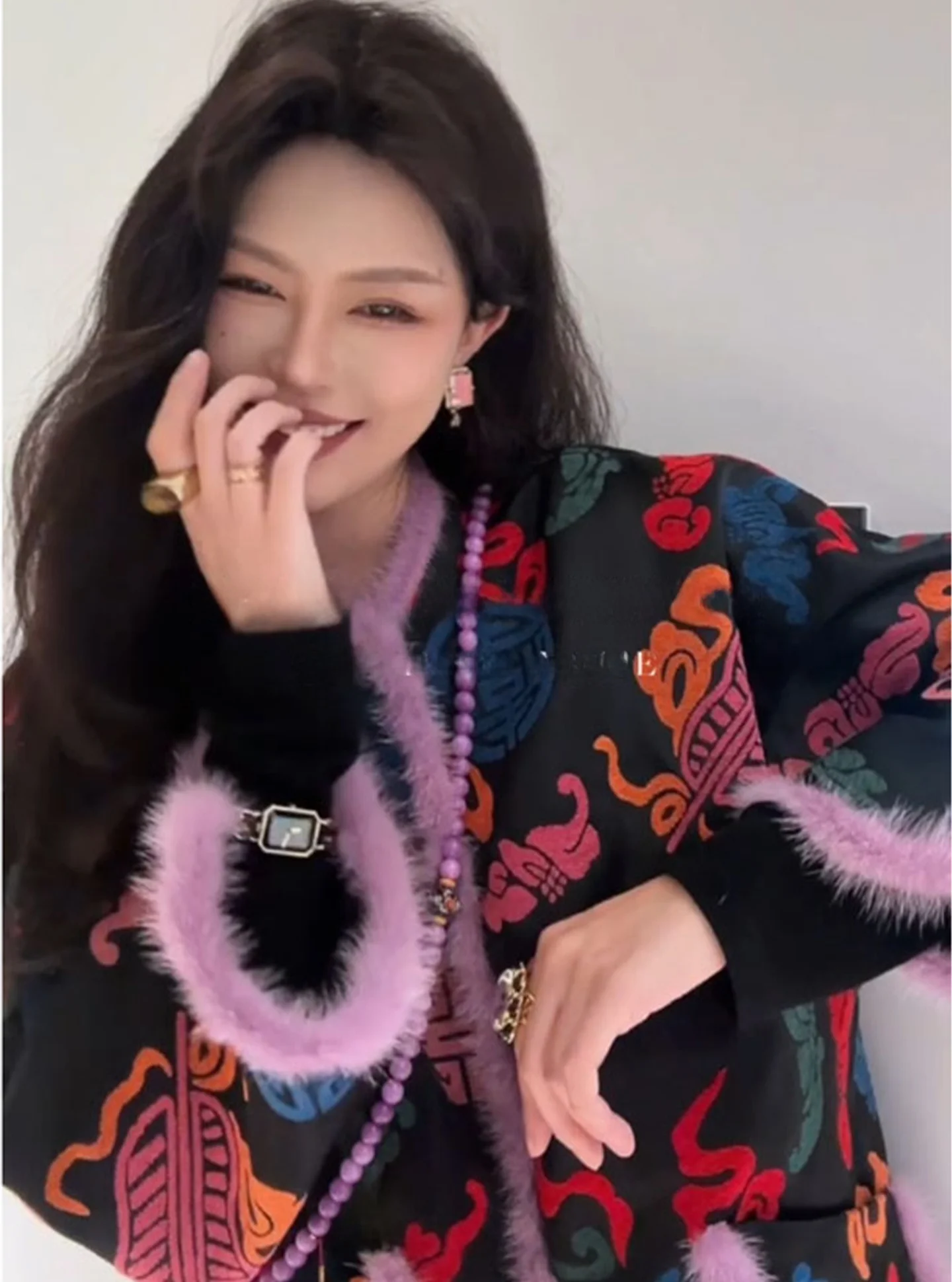 Новая китайская утепленная хлопковая куртка с принтом для женщин, зимняя свободная верхняя одежда в стиле ретро, модное пальто премиум-класса
Новая китайская утепленная хлопковая куртка с принтом для женщин, зимняя свободная верхняя одежда в стиле ретро, модное пальто премиум-класса