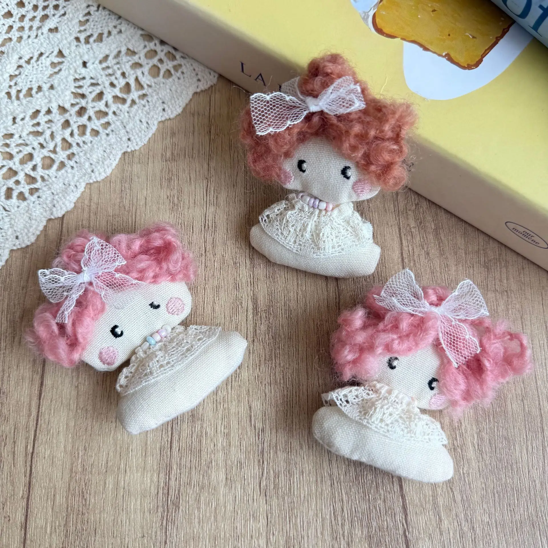 Lace Flower Wool Girl Brooch Pin Forest Style Cute Hair Clip for Hat Scarf Clothing Embellishment Handmade Premium Soft
Lace Flower Wool Girl Brooch Pin Forest Style Cute Hair Clip for Hat Scarf Clothing Embellishment Handmade Premium Soft