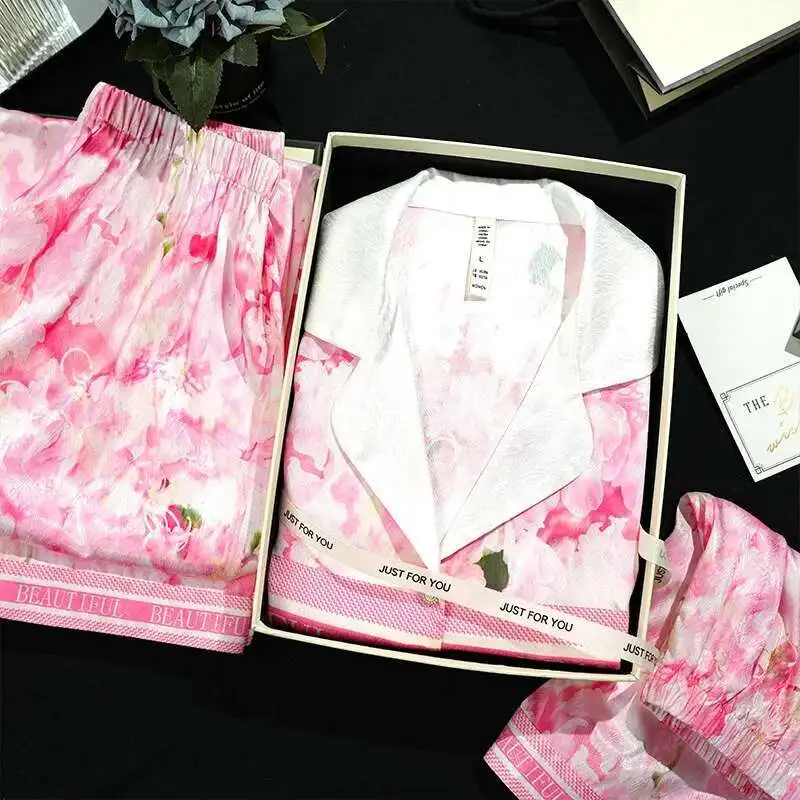 2025 Luxury High End Three Piece Ice Silk Pajamas Women Short Sleeve Pants Set Pink Flower Print Summer Home Nightgown Suit
2025 Luxury High End Three Piece Ice Silk Pajamas Women Short Sleeve Pants Set Pink Flower Print Summer Home Nightgown Suit