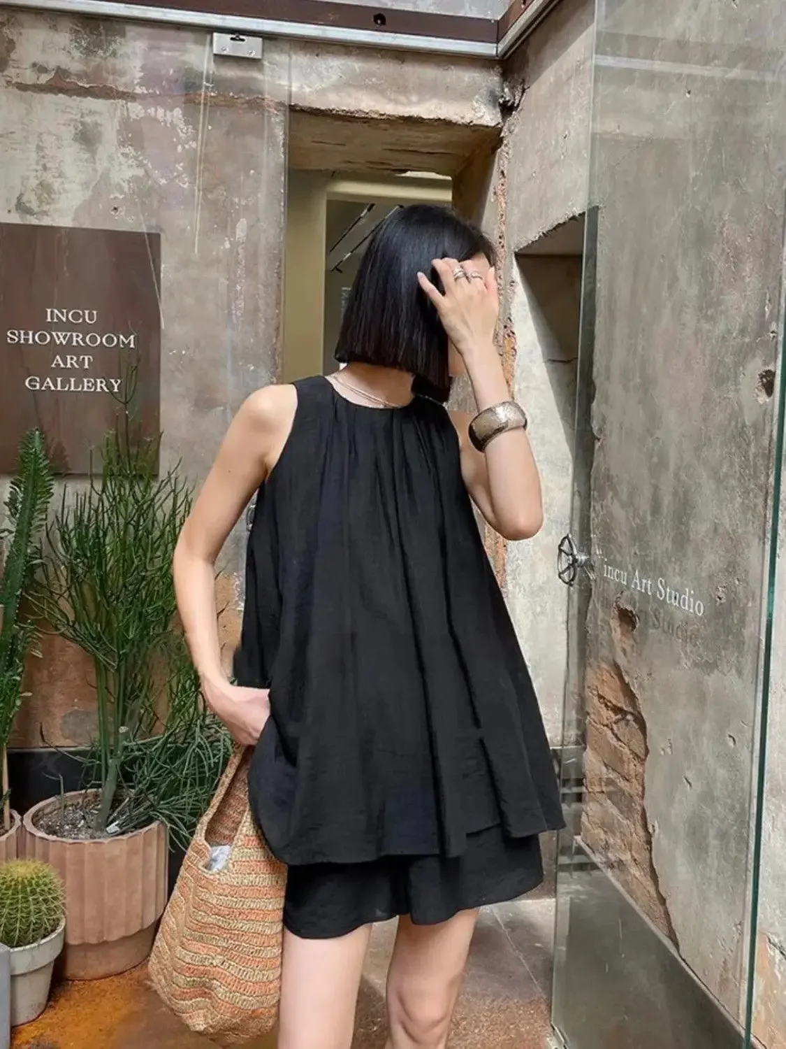 Черные женские короткие комплекты, топ на бретелях из 2 предметов, новые в тон тренде с курткой, деловой костюм, комплект в корейском стиле, полные женские шорты 
Черные женские короткие комплекты, топ на бретелях из 2 предметов, новые в тон тренде с курткой, деловой костюм, комплект в корейском стиле, полные женские шорты