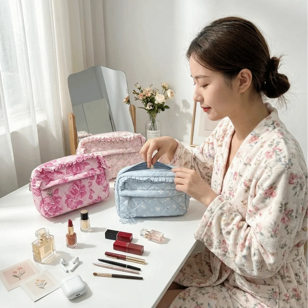 Lace Trim Floral Makeup Bag Large Capacity Vintage Style Cosmetic Storage Bag Floral Pattern with Bow Pendant Toiletry Case
Lace Trim Floral Makeup Bag Large Capacity Vintage Style Cosmetic Storage Bag Floral Pattern with Bow Pendant Toiletry Case