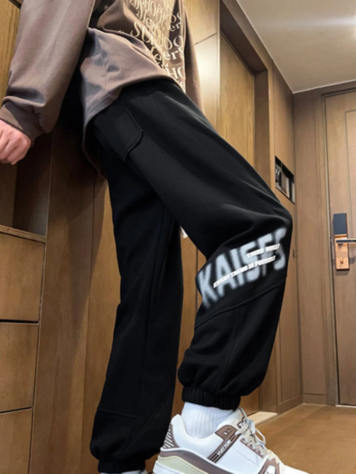 Повседневные американские спортивные брюки для баскетбола свободного кроя, уличная одежда для мужчин, весна-осень, новинка, удобные спортивные штаны
Повседневные американские спортивные брюки для баскетбола свободного кроя, уличная одежда для мужчин, весна-осень, новинка, удобные спортивные штаны