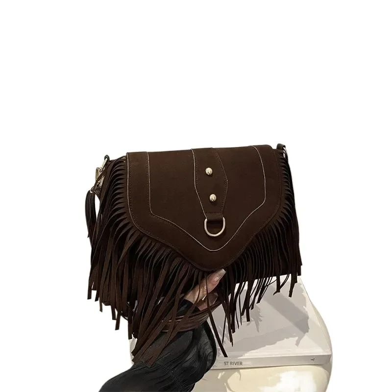 Retro Matte Texture Fringed Shoulder Messenger Bag for Women – Fashionable Autumn 2025 Style Handbag with Personality Design
Retro Matte Texture Fringed Shoulder Messenger Bag for Women – Fashionable Autumn 2025 Style Handbag with Personality Design