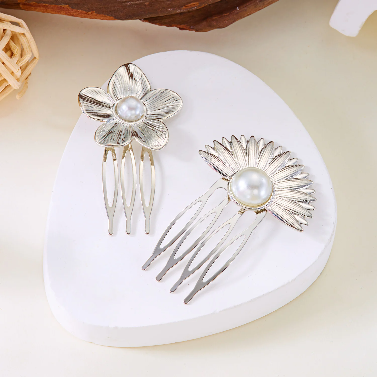 Simple Gentle Gold Leaf Hair Accessory Hair Clip for Women Delicate Silver Flower Fan Imitation Pearls Bow Clover Daily Jewelry
Simple Gentle Gold Leaf Hair Accessory Hair Clip for Women Delicate Silver Flower Fan Imitation Pearls Bow Clover Daily Jewelry