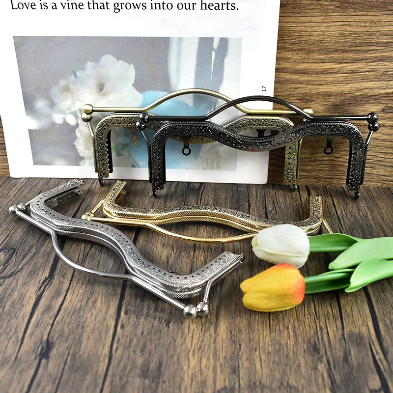 Meetee 1/2/5Pcs 20.5/27cm Embossed Metal Frame Wallet Kiss Buckle Vintage Handbag Handle Lock Clutch Clasps DIY Bag Accessories
Meetee 1/2/5Pcs 20.5/27cm Embossed Metal Frame Wallet Kiss Buckle Vintage Handbag Handle Lock Clutch Clasps DIY Bag Accessories