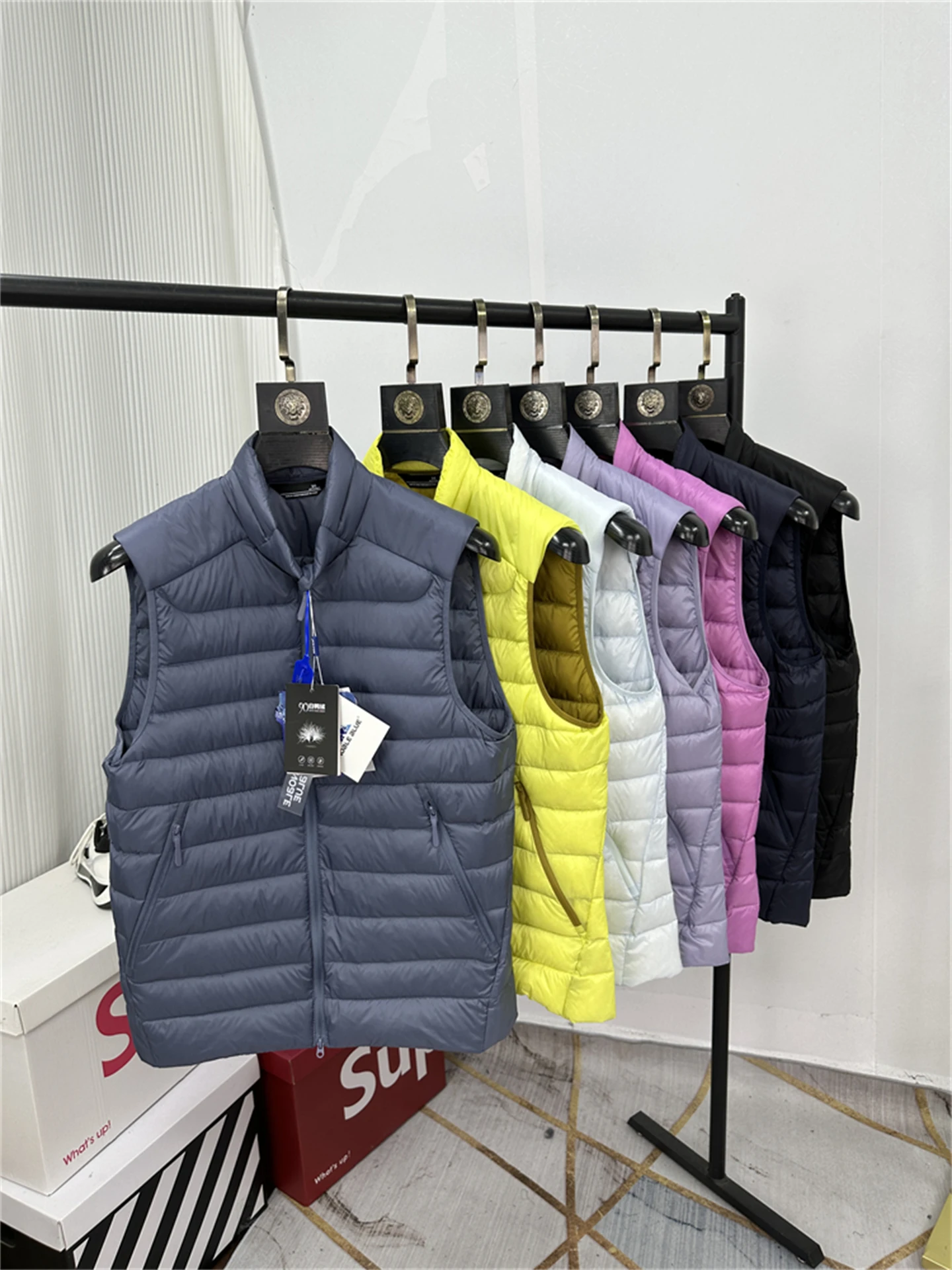 Модный городской женский пуховый жилет на осень-зиму, ветрозащитный, водонепроницаемый, с пуховым наполнителем, воротником-стойкой и флисовой подкладкой
Модный городской женский пуховый жилет на осень-зиму, ветрозащитный, водонепроницаемый, с пуховым наполнителем, воротником-стойкой и флисовой подкладкой