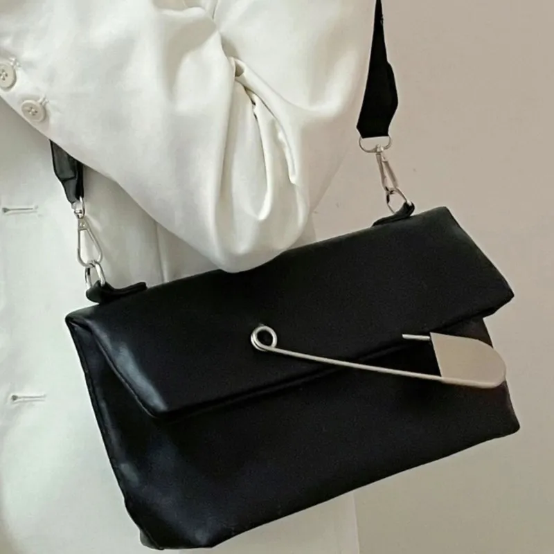 Корейские черные сумки на плечо с большой булавкой, женские складные сумки большой вместимости, квадратная сумка через плечо, женская модная трендовая сумка-тоут унисекс
Корейские черные сумки на плечо с большой булавкой, женские складные сумки большой вместимости, квадратная сумка через плечо, женская модная трендовая сумка-тоут унисекс