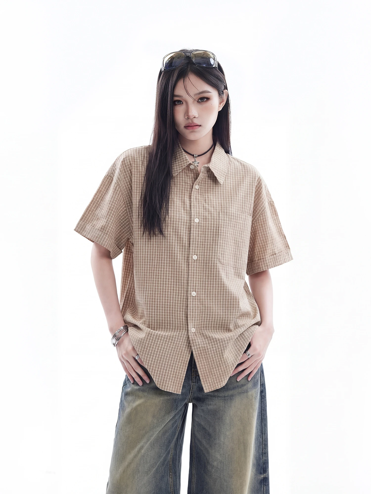 Рубашка в клетку в американском ретро-стиле, женская, с коротким рукавом, свободного кроя, в уличном стиле, из смесового хлопка, летняя повседневная рубашка с квадратным воротником
Рубашка в клетку в американском ретро-стиле, женская, с коротким рукавом, свободного кроя, в уличном стиле, из смесового хлопка, летняя повседневная рубашка с квадратным воротником