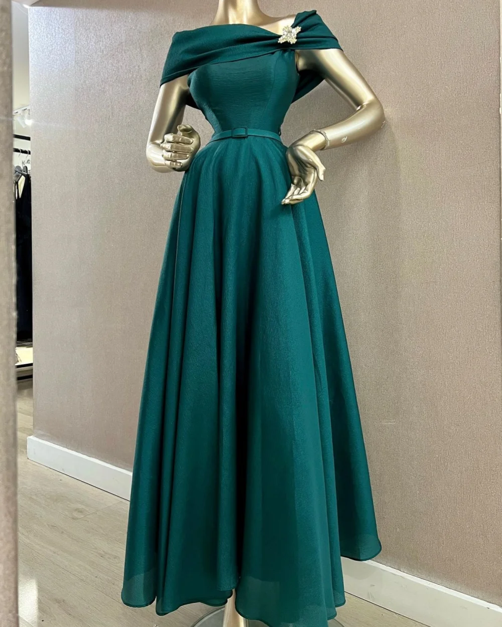 Customized High Quality Classic Rhinestone Pleat A-line Off-the-shoulder Long Dresses Bespoke Occasion Dresses Sizes Available
Customized High Quality Classic Rhinestone Pleat A-line Off-the-shoulder Long Dresses Bespoke Occasion Dresses Sizes Available