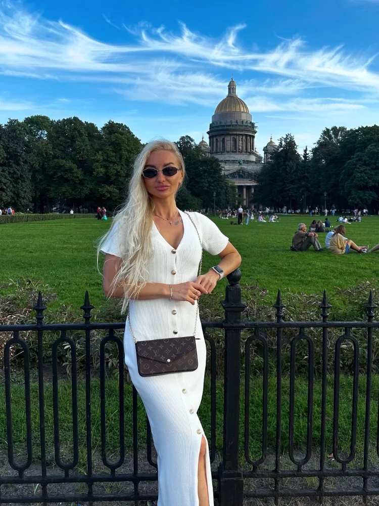 Женское сексуальное трикотажное платье с V-образным вырезом и поясом, шикарное, с коротким рукавом, на одной пуговице, с разрезом, облегающее, миди, 2026, для повседневной носки и улицы
Женское сексуальное трикотажное платье с V-образным вырезом и поясом, шикарное, с коротким рукавом, на одной пуговице, с разрезом, облегающее, миди, 2026, для повседневной носки и улицы