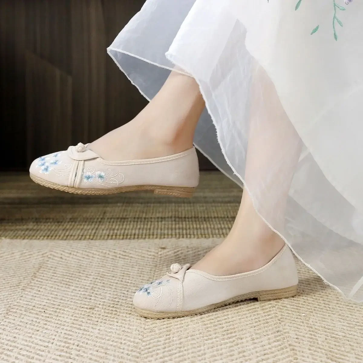 Aesthetic Fashion 2025 Embroidery Flat Shoes for Women Korean On Offer Cheap New In Designer Luxury Original Woman Footwear Sale
Aesthetic Fashion 2025 Embroidery Flat Shoes for Women Korean On Offer Cheap New In Designer Luxury Original Woman Footwear Sale