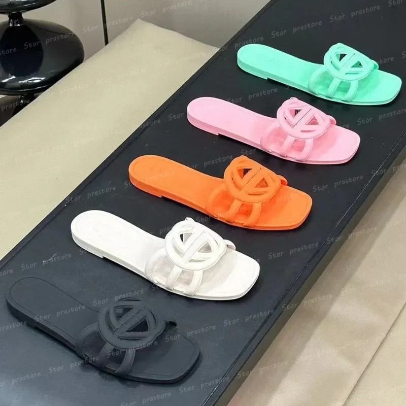 Designer Sandals Women Interlocking Slides Rubber Slippers Ladies Flat Beach Jelly Orange Summer Fall Mules Outdoor Waterproof
Designer Sandals Women Interlocking Slides Rubber Slippers Ladies Flat Beach Jelly Orange Summer Fall Mules Outdoor Waterproof