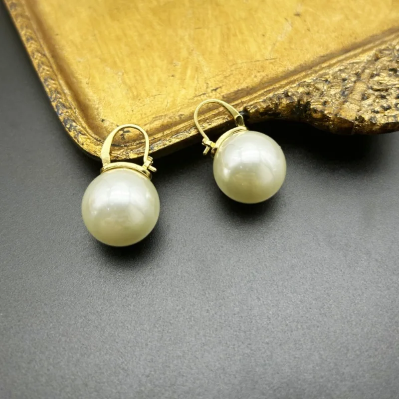 Medieval Vintage2023 New Korean Version of Retro Temperament Pearl Ear Buckle Electroplated Real Gold Factory Direct Sales
Medieval Vintage2023 New Korean Version of Retro Temperament Pearl Ear Buckle Electroplated Real Gold Factory Direct Sales
