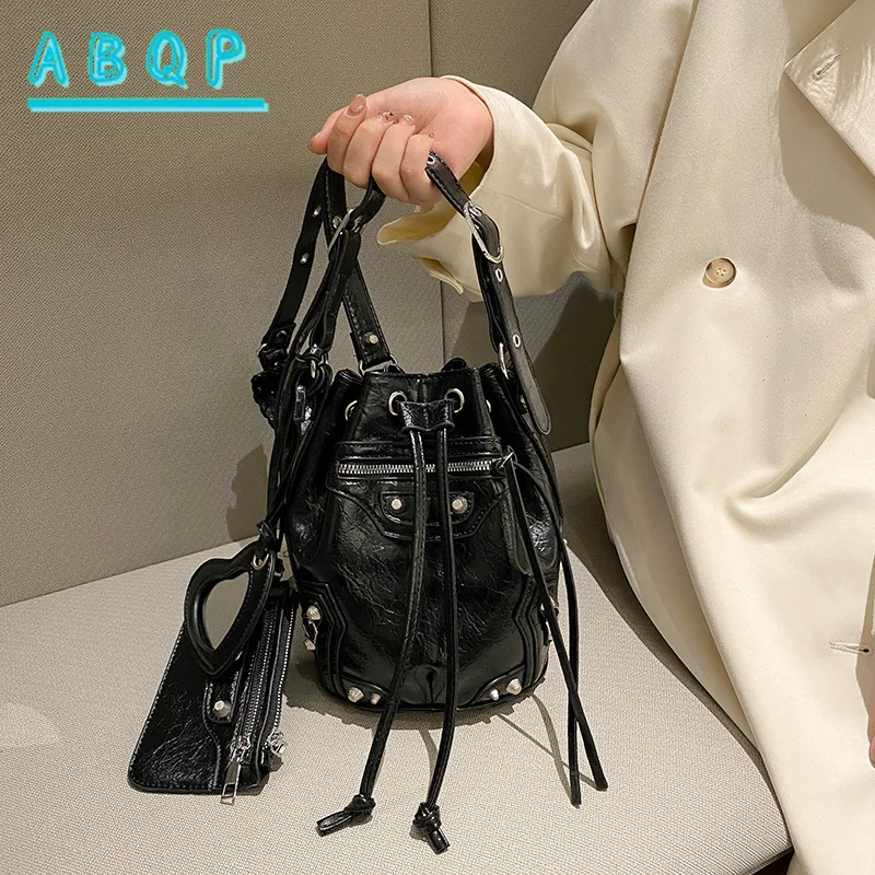 Crossbody bag female new heavy industry locomotive wind rivet tide pump with bucket bag fashionable shoulder bag mirror wallet 
Crossbody bag female new heavy industry locomotive wind rivet tide pump with bucket bag fashionable shoulder bag mirror wallet