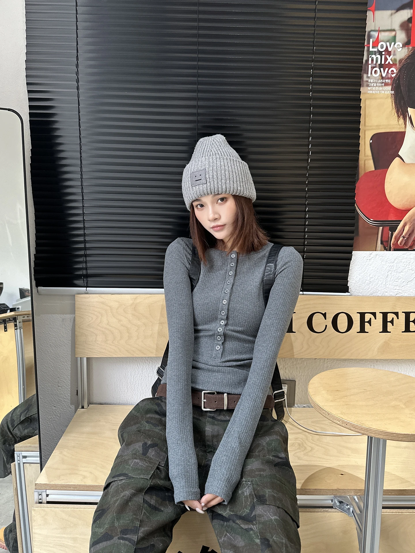 Ретро-американский вязаный свитер с круглым вырезом и одной пуговицей для женщин, осенняя новинка 2026 года, корейский стиль, облегающий, из хлопка, для ношения под одеждой
Ретро-американский вязаный свитер с круглым вырезом и одной пуговицей для женщин, осенняя новинка 2026 года, корейский стиль, облегающий, из хлопка, для ношения под одеждой