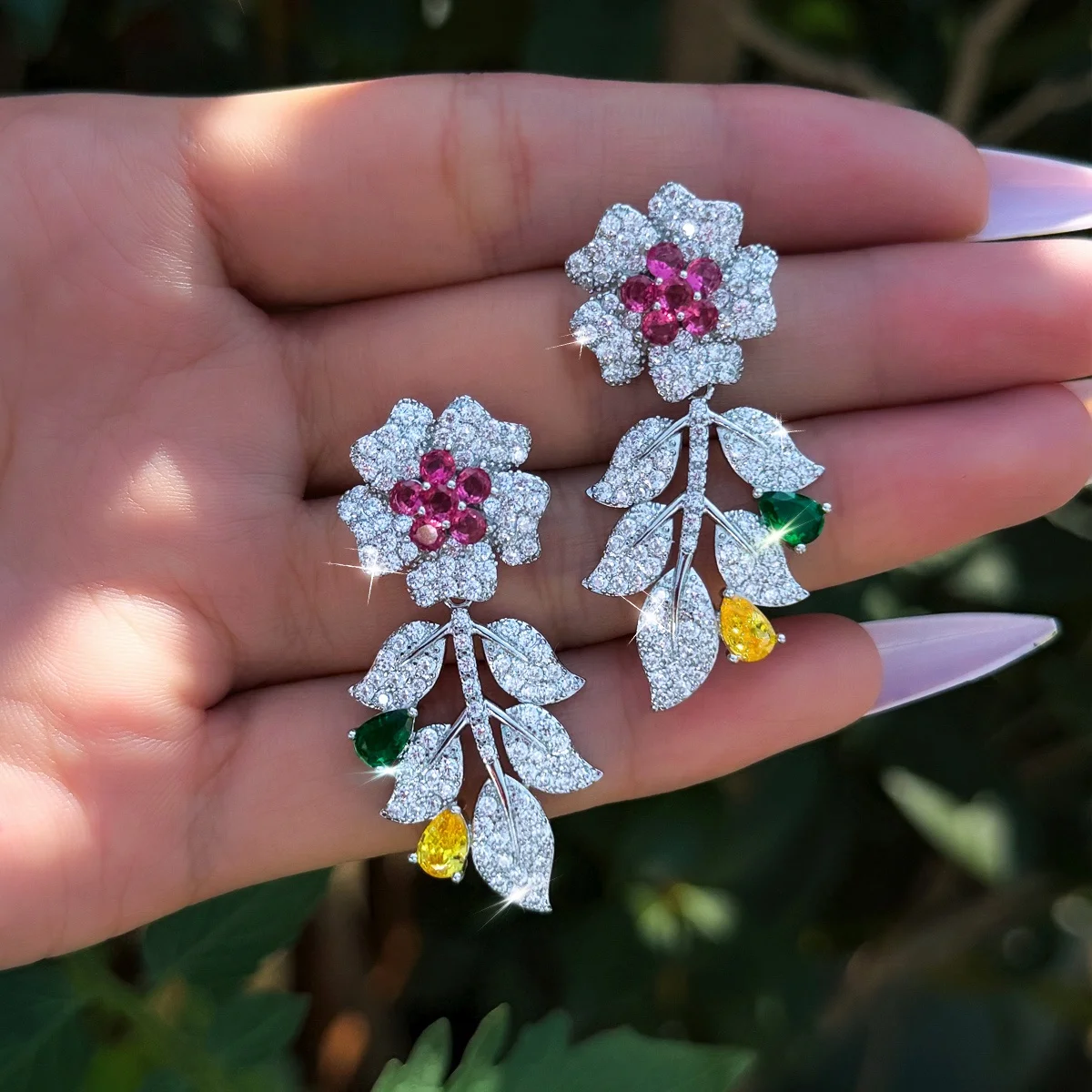 Pera Elegant Big Flower Charm With Shiny Zirconia Long Leaf Drop Dangle Earrings for Female Wedding Engagement Ear Jewelry DE039
Pera Elegant Big Flower Charm With Shiny Zirconia Long Leaf Drop Dangle Earrings for Female Wedding Engagement Ear Jewelry DE039