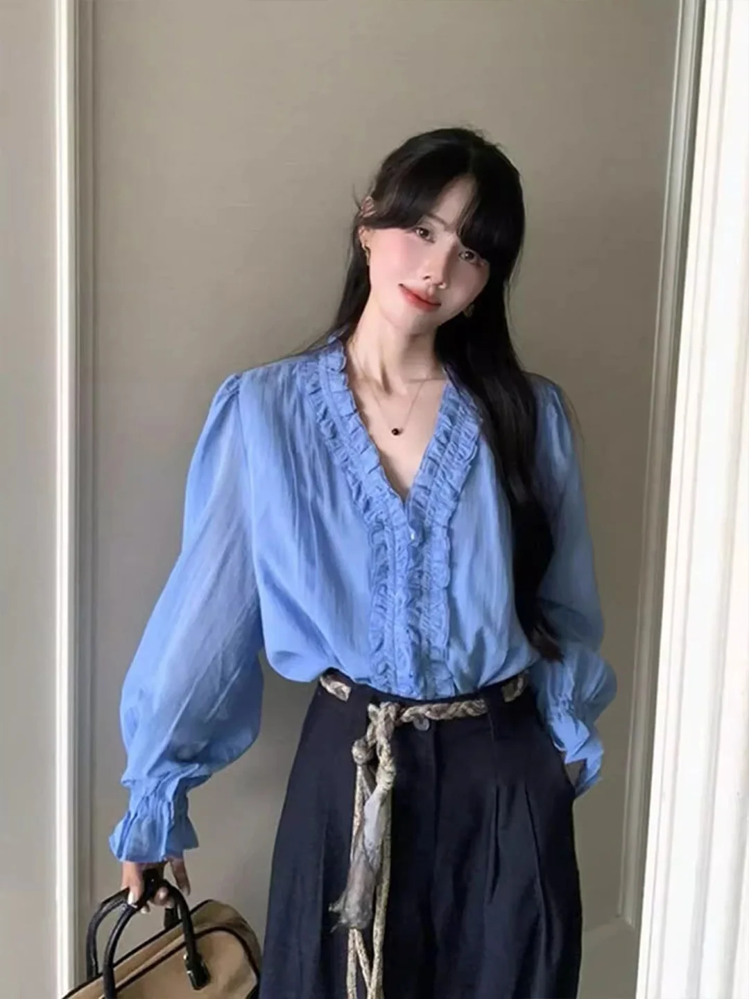 Gentle Breeze Blue irt with Wood ain Ruffle V-Ne Long Lantern Sve Women's Spring Autumn Slimming Top Aosphere Sens...
Gentle Breeze Blue irt with Wood ain Ruffle V-Ne Long Lantern Sve Women's Spring Autumn Slimming Top Aosphere Sens...