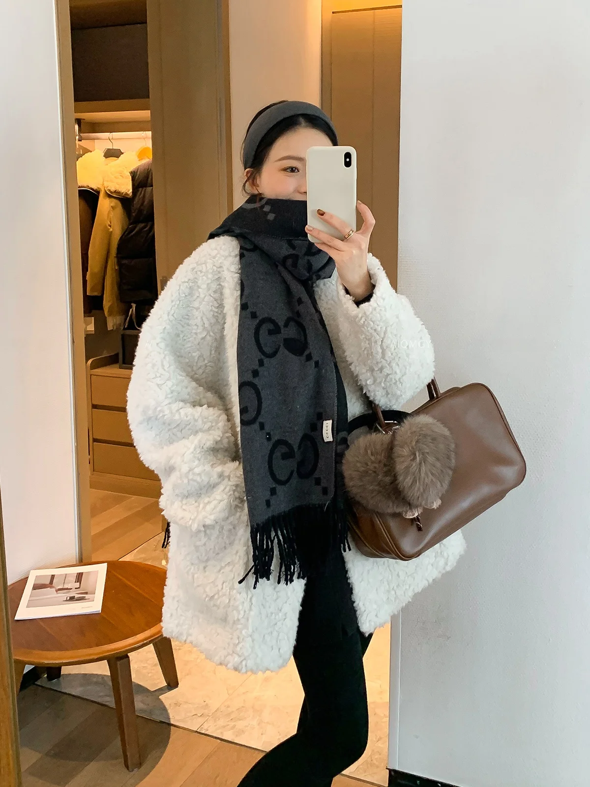 Love Devil Fi 2025 Winter Thiened Warm Loose Slimming Lamb Fur Jaet Women's Faionable Outerwear V-ne Button Closure
Love Devil Fi 2025 Winter Thiened Warm Loose Slimming Lamb Fur Jaet Women's Faionable Outerwear V-ne Button Closure