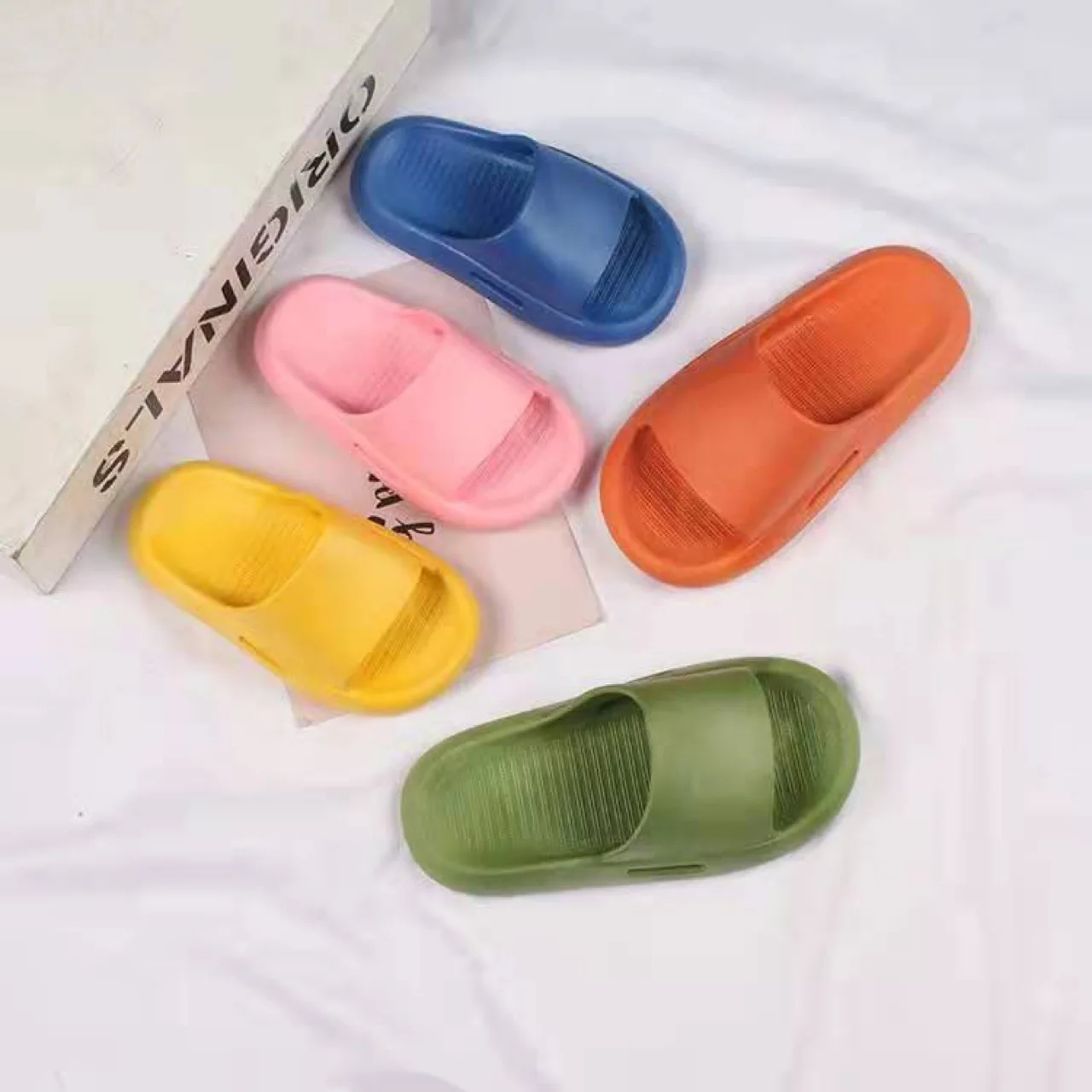 Fashionable Solid Color EVA Slippers for Boys And Girls Classic Basic Anti-Slip Cool Slippers Lightweight Home Bathing Shoes
Fashionable Solid Color EVA Slippers for Boys And Girls Classic Basic Anti-Slip Cool Slippers Lightweight Home Bathing Shoes