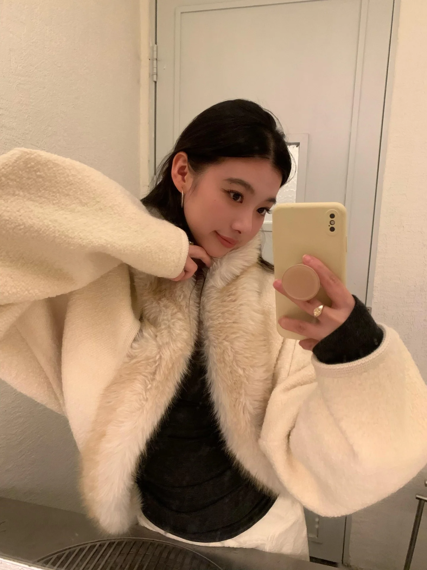 Женский зимний шерстяной кардиган-накидка с воротником из искусственного меха: теплый и модный женский топ
Женский зимний шерстяной кардиган-накидка с воротником из искусственного меха: теплый и модный женский топ