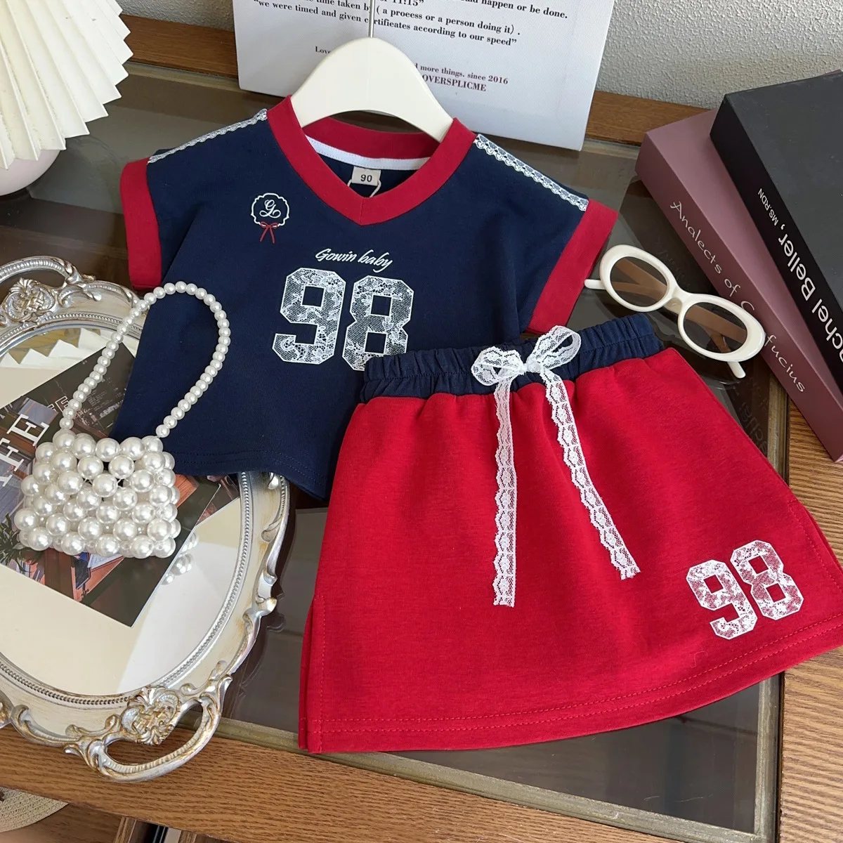 2025 Summer girls set Little girls letter printed T-shirt top lace skirt sports two-piece set 90-140cm
2025 Summer girls set Little girls letter printed T-shirt top lace skirt sports two-piece set 90-140cm