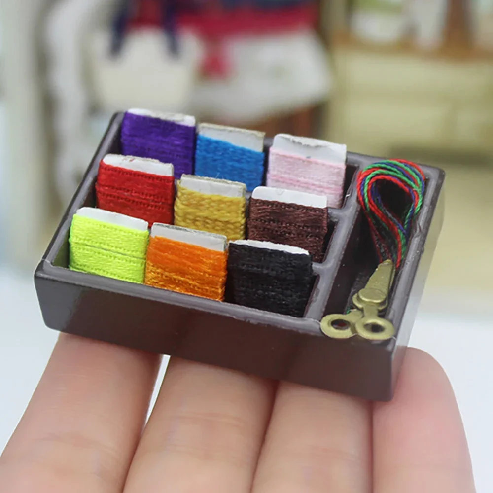 1/12 Dollhouse Miniature Accessories Mini Needle Thread Scissors Box Model for Doll House Decoration ob11
1/12 Dollhouse Miniature Accessories Mini Needle Thread Scissors Box Model for Doll House Decoration ob11