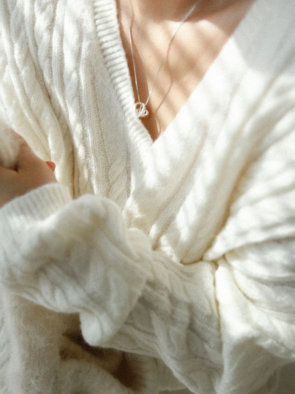 Ast Editor's Store Women's Wool Knitwear V-Ne Twist Flower Pattern Loose Fit Soft Material Long Sve White Sweater
Ast Editor's Store Women's Wool Knitwear V-Ne Twist Flower Pattern Loose Fit Soft Material Long Sve White Sweater