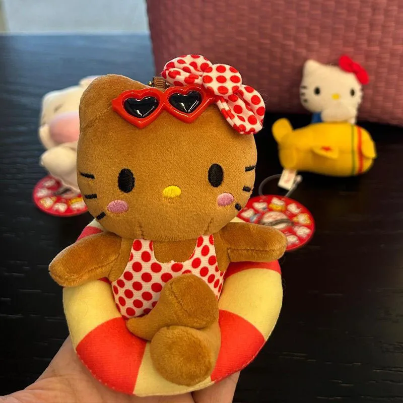 Плюшевый брелок Hello Kitty с темной кожей, кавайный, в стиле гавайского плавательного круга, кукла-подвеска KT Cat для сумки, мультяшная мягкая игрушка, украшение для рюкзака, подарок
Плюшевый брелок Hello Kitty с темной кожей, кавайный, в стиле гавайского плавательного круга, кукла-подвеска KT Cat для сумки, мультяшная мягкая игрушка, украшение для рюкзака, подарок