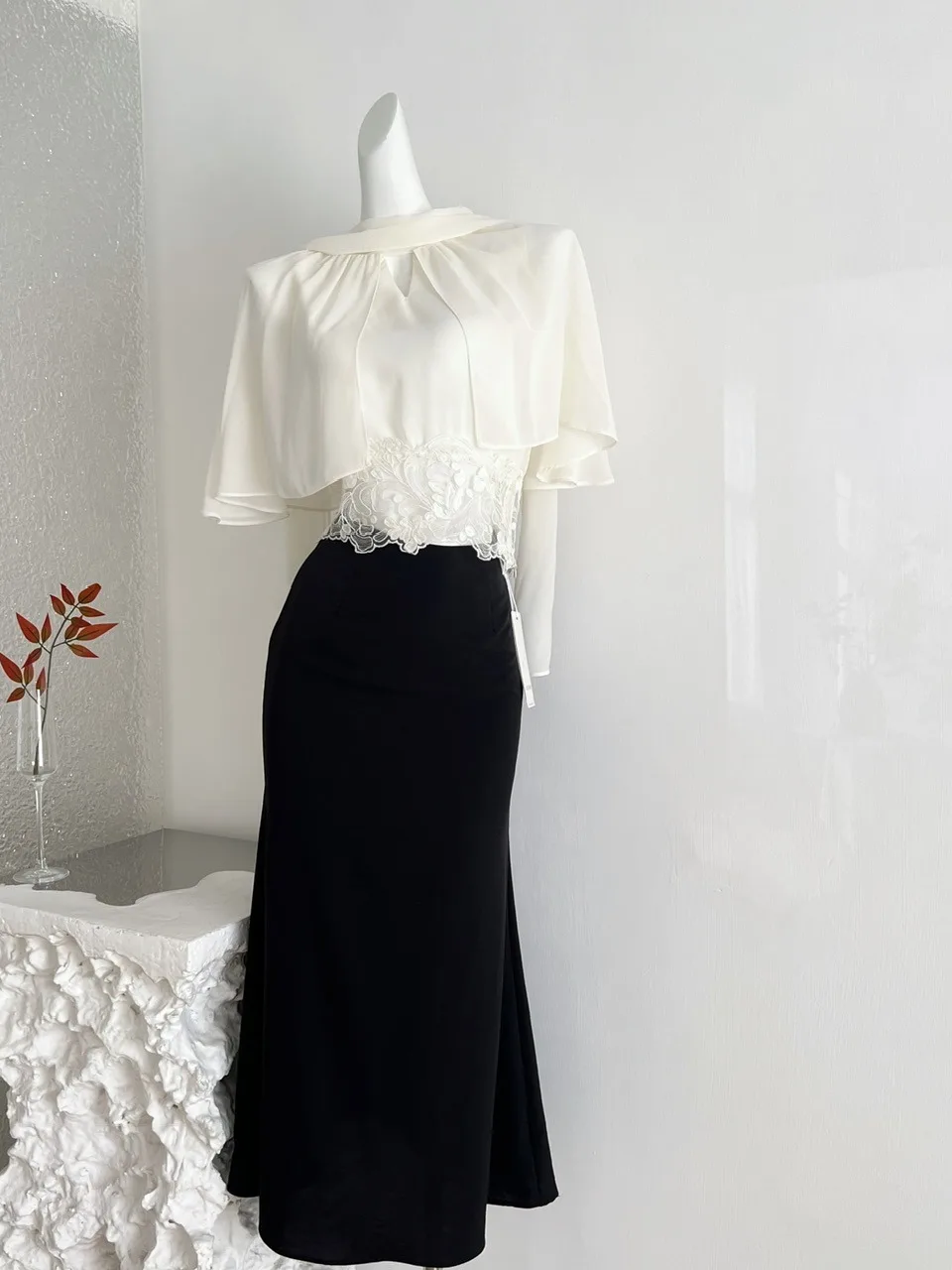 Elegant Short Lace Trim Splice Chiffon Top Women's Summer Fashion Sleeveless Waist Cinched Floral Print Two Piece Set
Elegant Short Lace Trim Splice Chiffon Top Women's Summer Fashion Sleeveless Waist Cinched Floral Print Two Piece Set