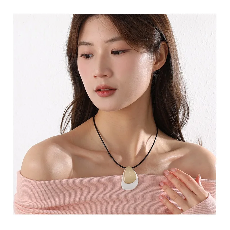 New Special Necklace Geometric Contrasting Color Simple Style Fashion Versatile Alloy Necklace
New Special Necklace Geometric Contrasting Color Simple Style Fashion Versatile Alloy Necklace