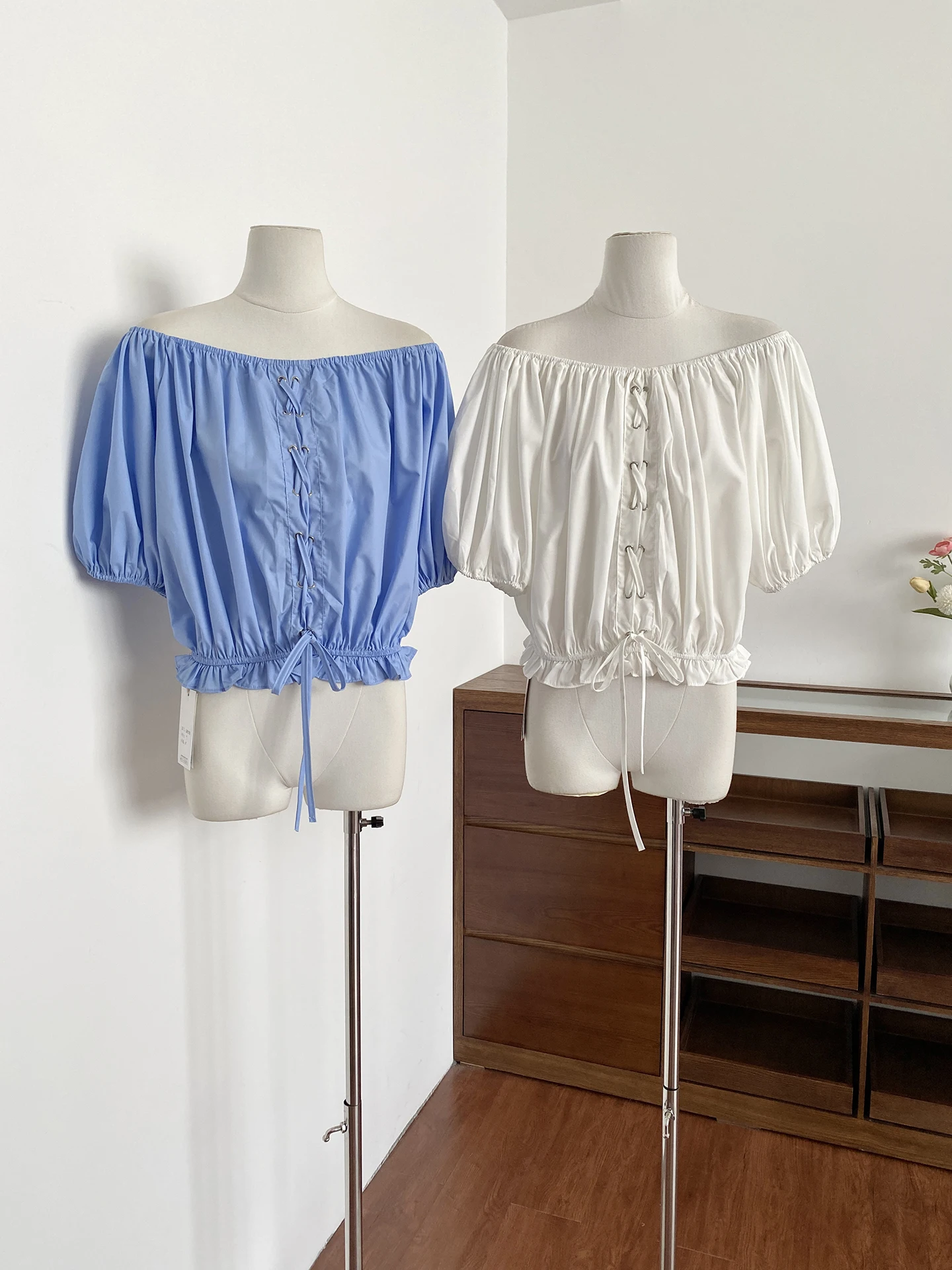 Elegant Korean Style Off-Shoulder Bubble Sleeve Shirt Women's Loose Slimming Top Polyester Fiber Short Sleeve Commute Style
Elegant Korean Style Off-Shoulder Bubble Sleeve Shirt Women's Loose Slimming Top Polyester Fiber Short Sleeve Commute Style