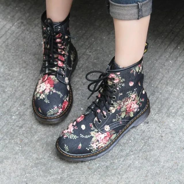 Retro Western Cowboy Style Floral Print Flat Heel Short Boots High Top Boots PU Leather Office Wear Winter Season
Retro Western Cowboy Style Floral Print Flat Heel Short Boots High Top Boots PU Leather Office Wear Winter Season
