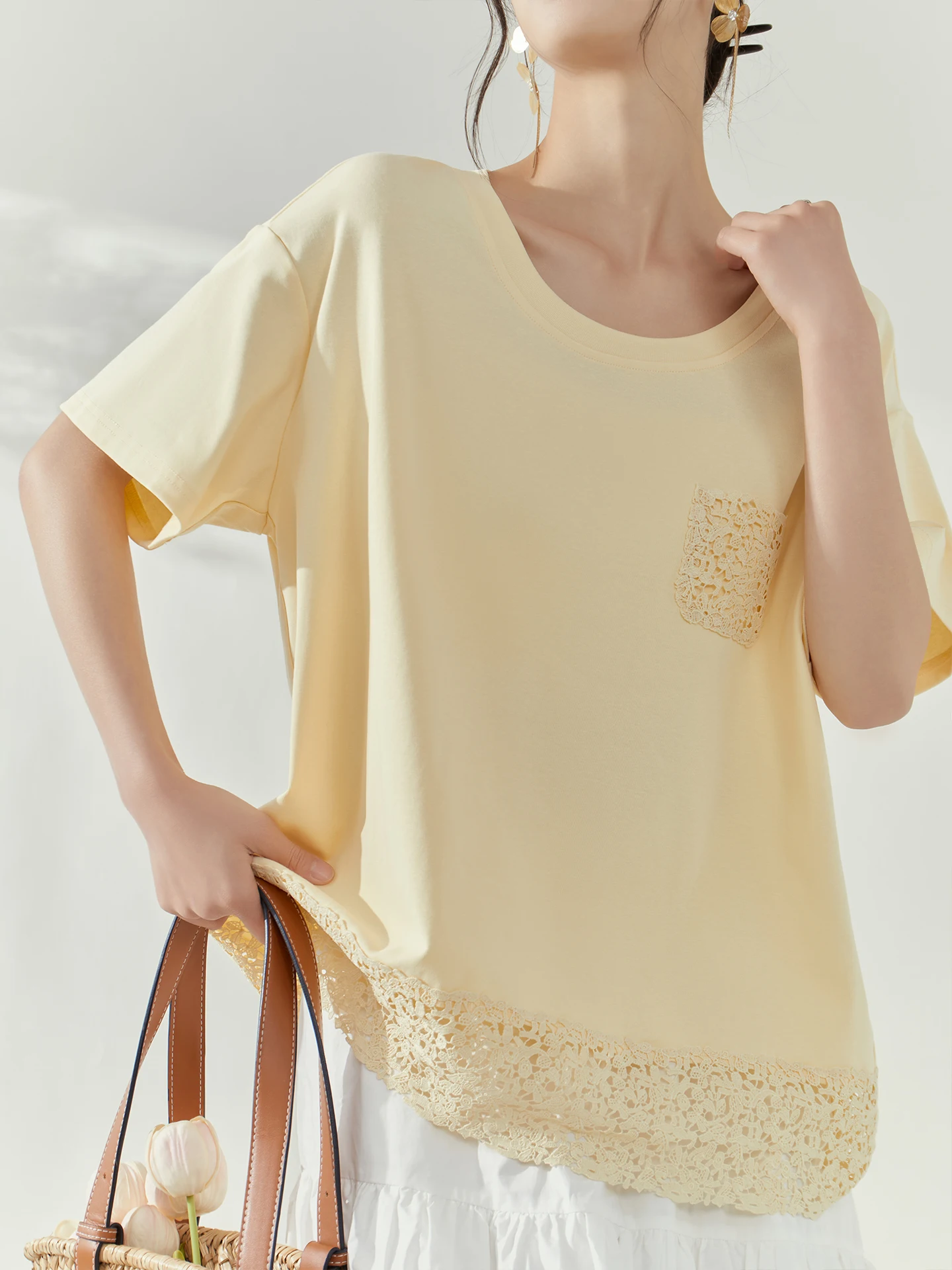 Женская футболка с круглым вырезом и коротким рукавом, желтая, с декоративными вставками на плечах, уникальным цветочным узором, красивый летний топ для повседневной носки
Женская футболка с круглым вырезом и коротким рукавом, желтая, с декоративными вставками на плечах, уникальным цветочным узором, красивый летний топ для повседневной носки