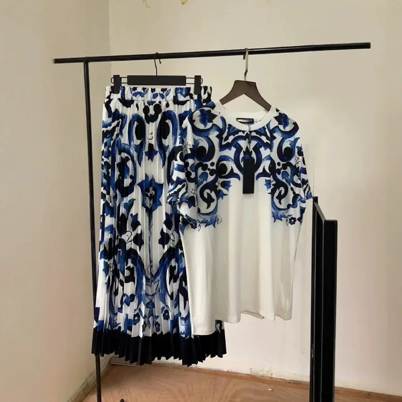 2025 New Loose Women's Retro Geometric European and American Set Fashion Versatile T-shirt+pleated Skirt Two-piece Set
2025 New Loose Women's Retro Geometric European and American Set Fashion Versatile T-shirt+pleated Skirt Two-piece Set