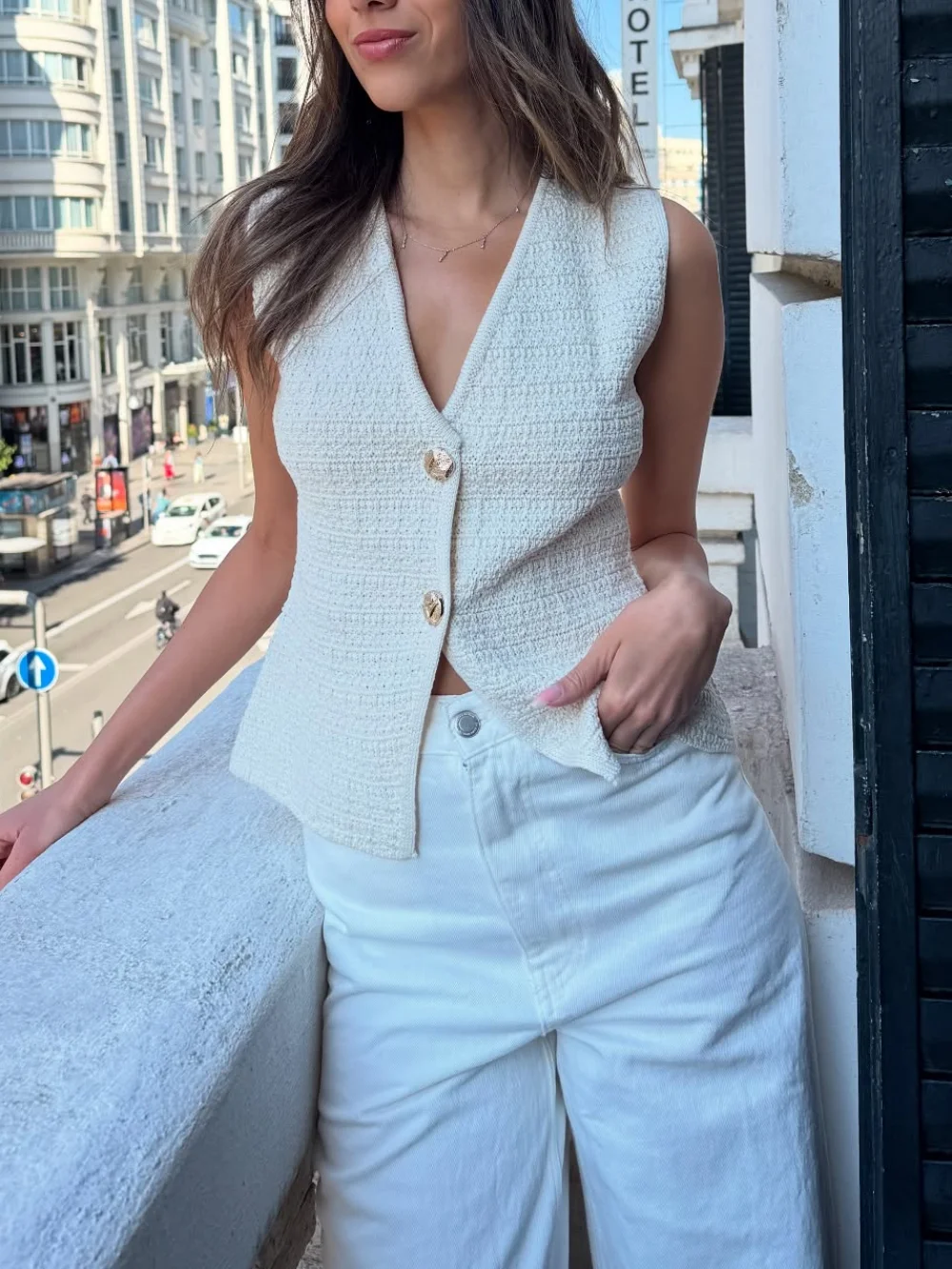 Elegant and Chic Women's Knitted Suit White Single Breasted V-Neck Vest Mini Skirt New Fashion Summer Office Women's Suit
Elegant and Chic Women's Knitted Suit White Single Breasted V-Neck Vest Mini Skirt New Fashion Summer Office Women's Suit