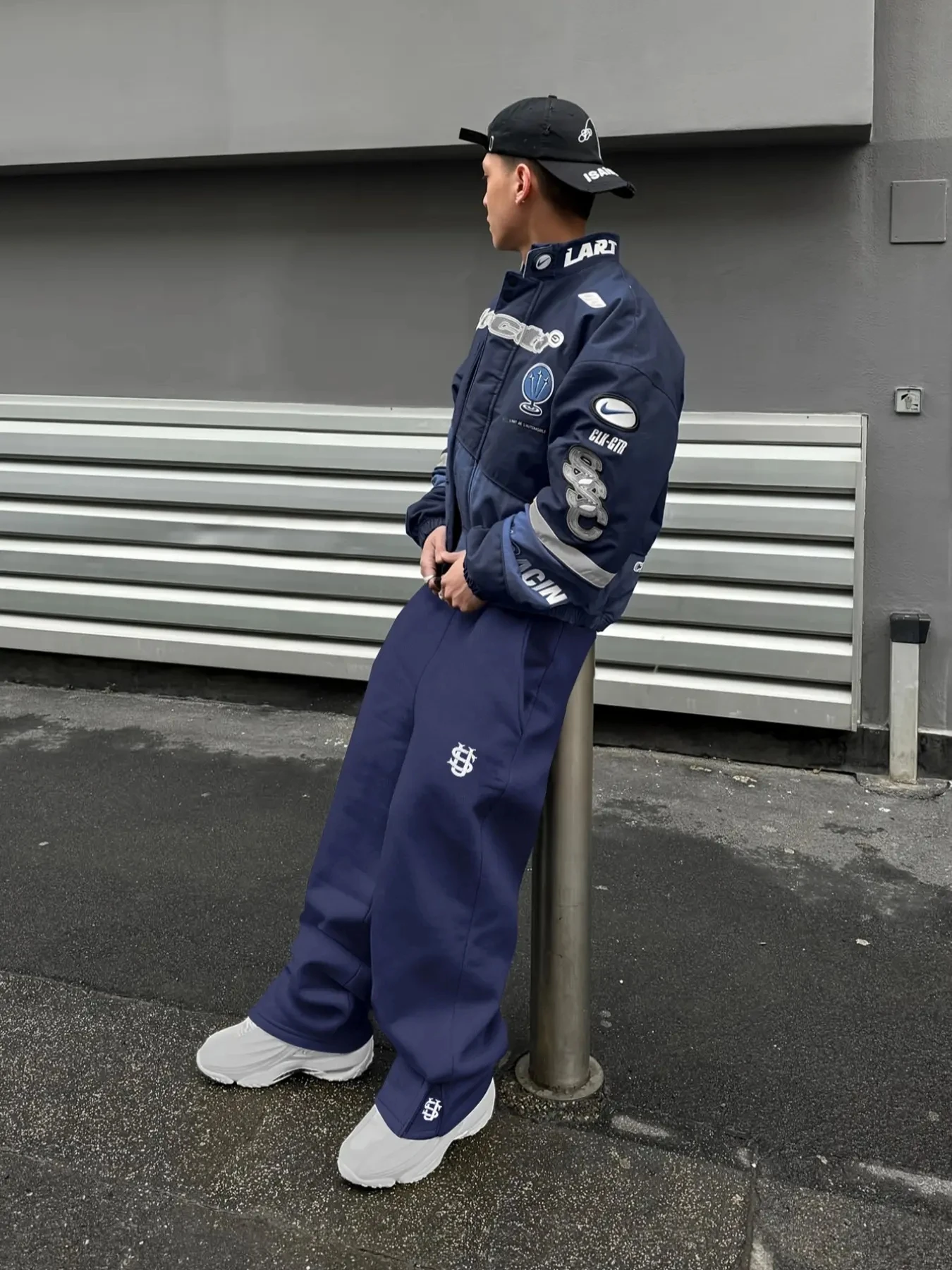 Мужские осенние повседневные спортивные брюки с вышивкой, на молнии, прямого кроя, с завязками на талии
Мужские осенние повседневные спортивные брюки с вышивкой, на молнии, прямого кроя, с завязками на талии